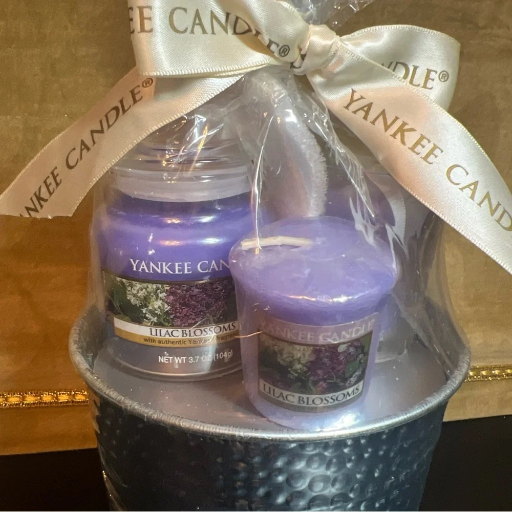 Yankee Candle Lilac Blossoms 3pc Gift Set 3.7oz Jar 2 Votives Glass Bucket New - Picture 5 of 8